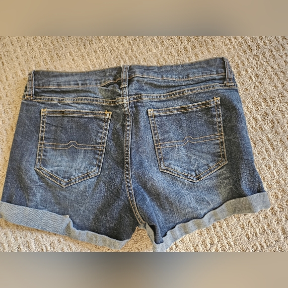 Juniors size 7 Arizona Jean Shorts Cuffed - Picture 3 of 3